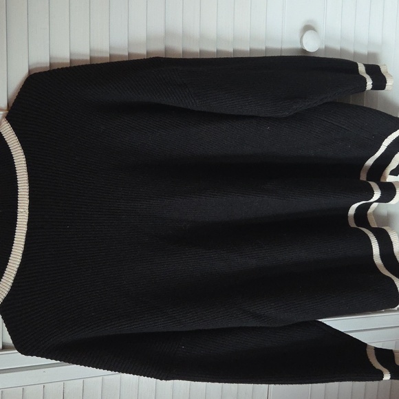 VICI Cream And Black Sweater With Pockets On Each Side. - Picture 6 of 6
